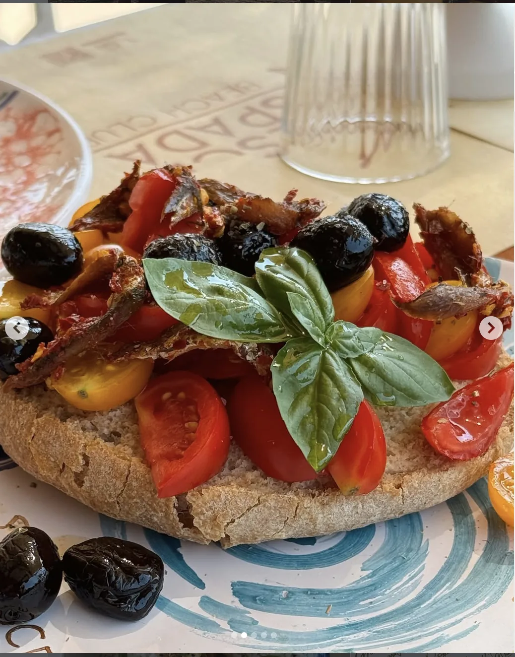 Frisella con pomodorini e basilico
